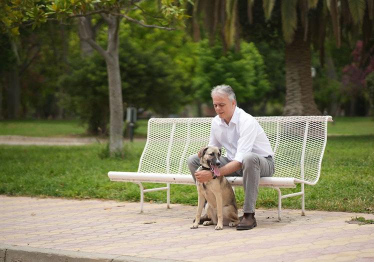 Hector Illueca, con su perro.