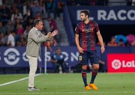 Javier Calleja dando instrucciones a Iborra durante el partido ante el Oviedo.