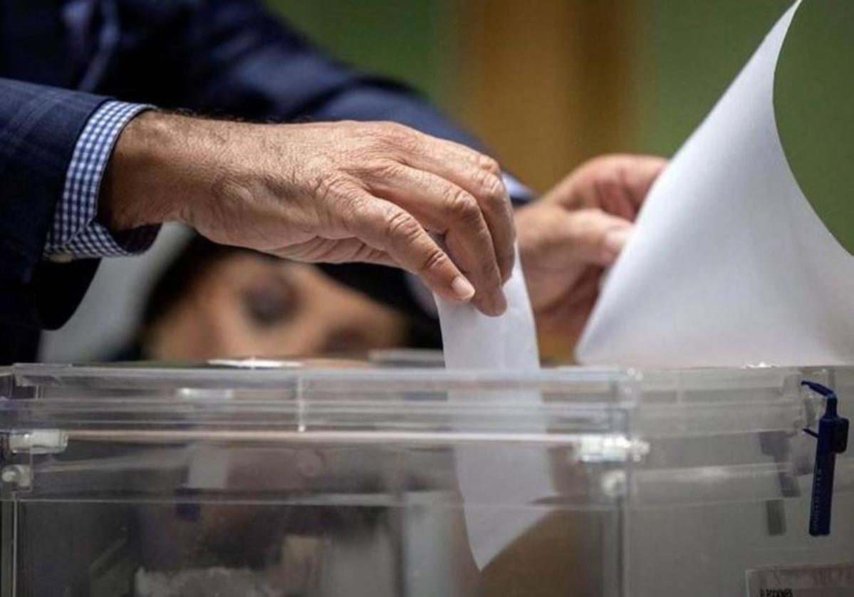 Un hombre deposita su voto.