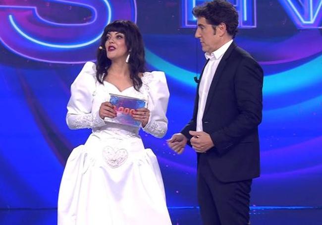 Merche recibe de Manel Fuentes los 3.000 euros del premio por ganar la gala de 'Tu cara me suena'.