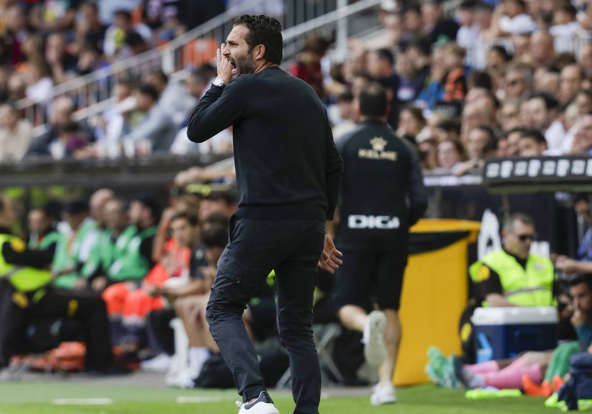 Rubén Baraja da indicaciones a sus jugadores en Mestalla.