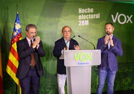 Carlos Flores, Ignacio Gil Lázaro y Juan Manuel Badenas, en la sede de Vox.