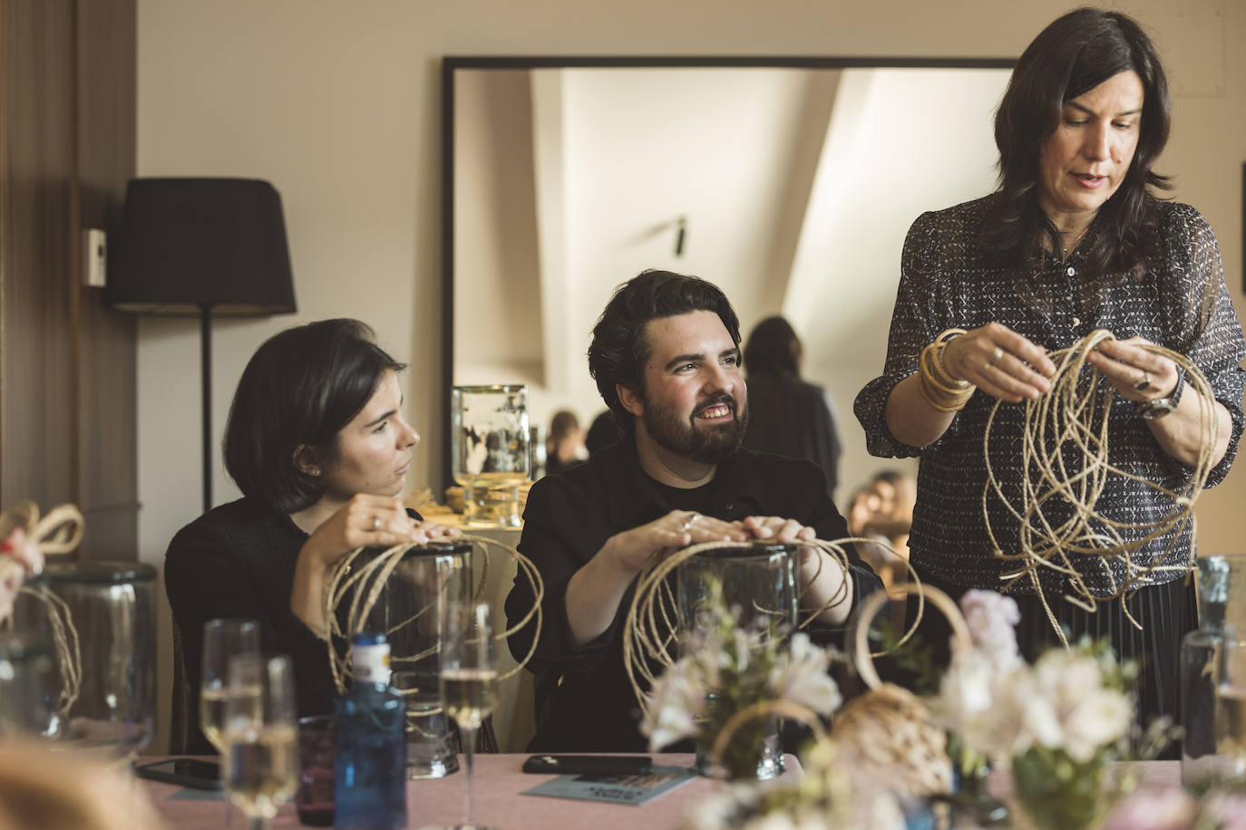 Marta Handrich, Nuel Puig y la artesana Idoia Cuesta en el ático del hotel Helen Berger.