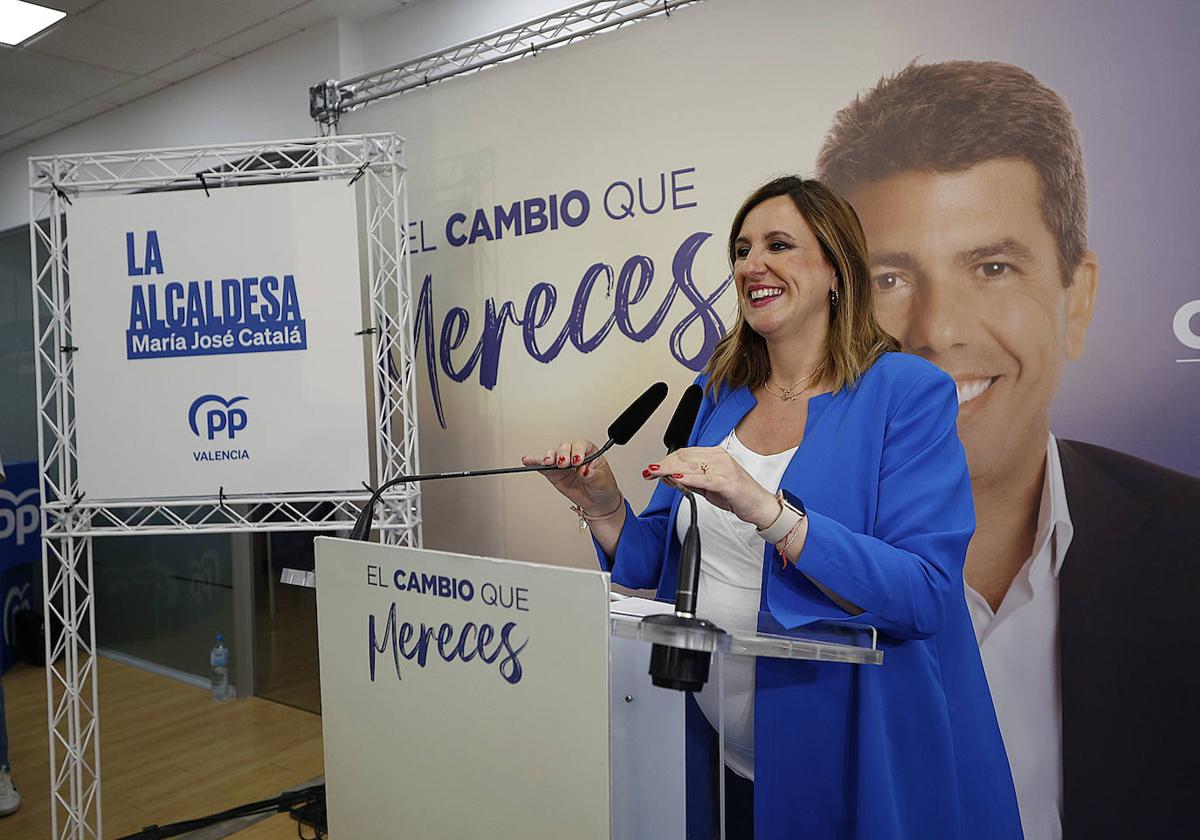 María José Catalá celebrando la victoria obtenida en las urnas.