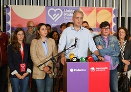 Héctor Illueca, entre Rosa Pérez y Pilar Lima, analiza los resultados de Unides Podem.