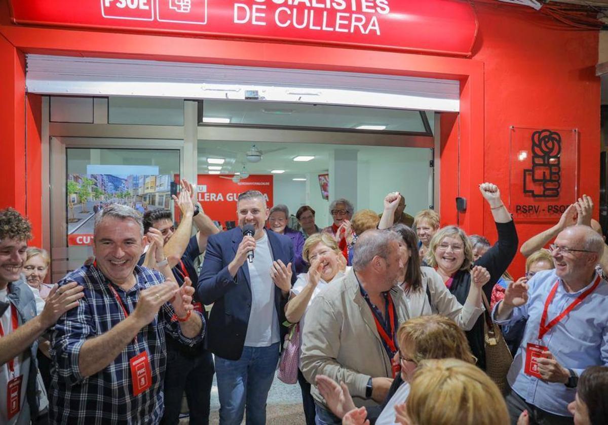 Celebración de Jordi Mayor y el resto del partido en Cullera.