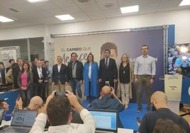 Carlos Mazón y su equipo entonando el himno de la Comunitat.