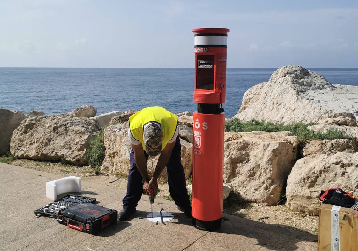 Los trabajos de instalación del tótem.