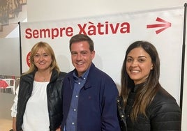 El candidato socialista en la sede del partido en Xàtiva.