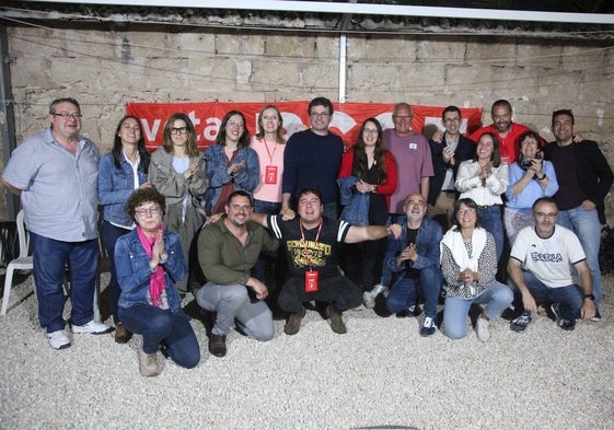 Los socialistas de Dénia, en su sede tras conocer el resultado final.