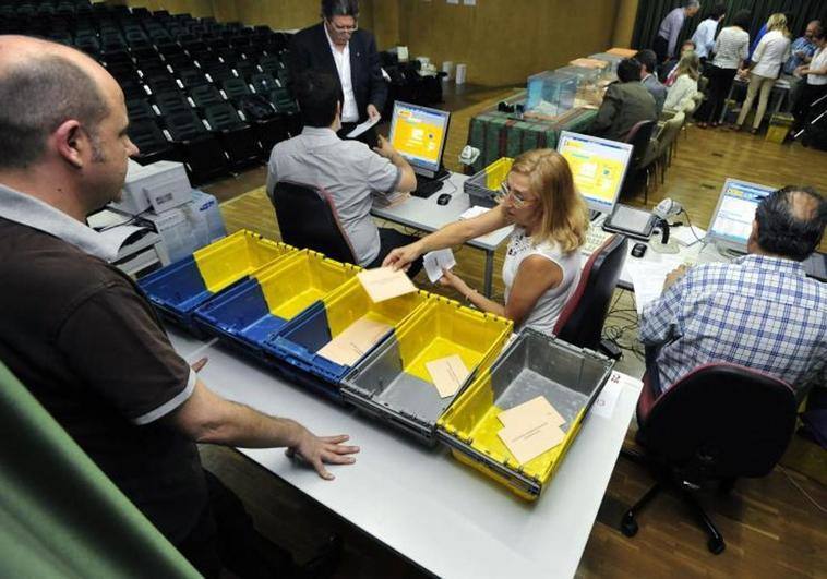 Varias personas votando en una imagen de archivo.