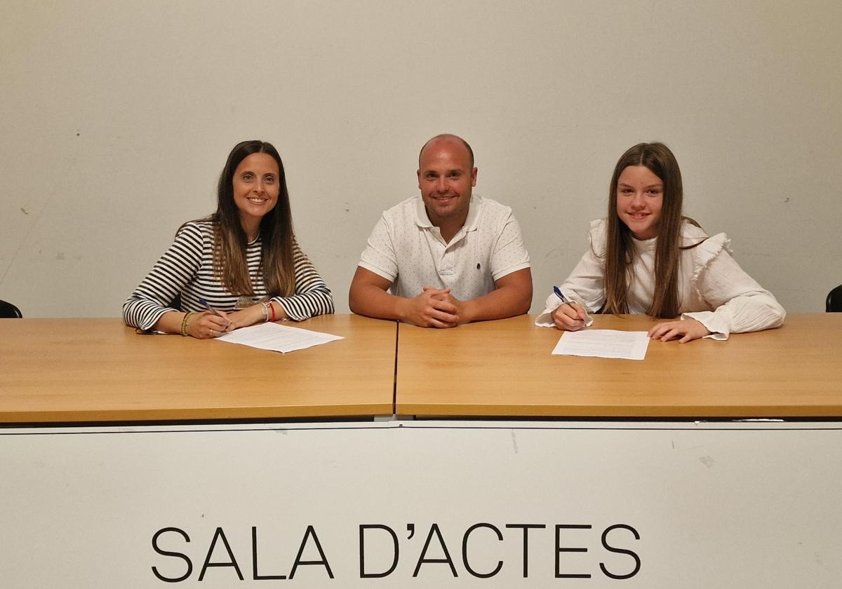 Las falleras mayores de Algemesí con el presidente de la Federación.