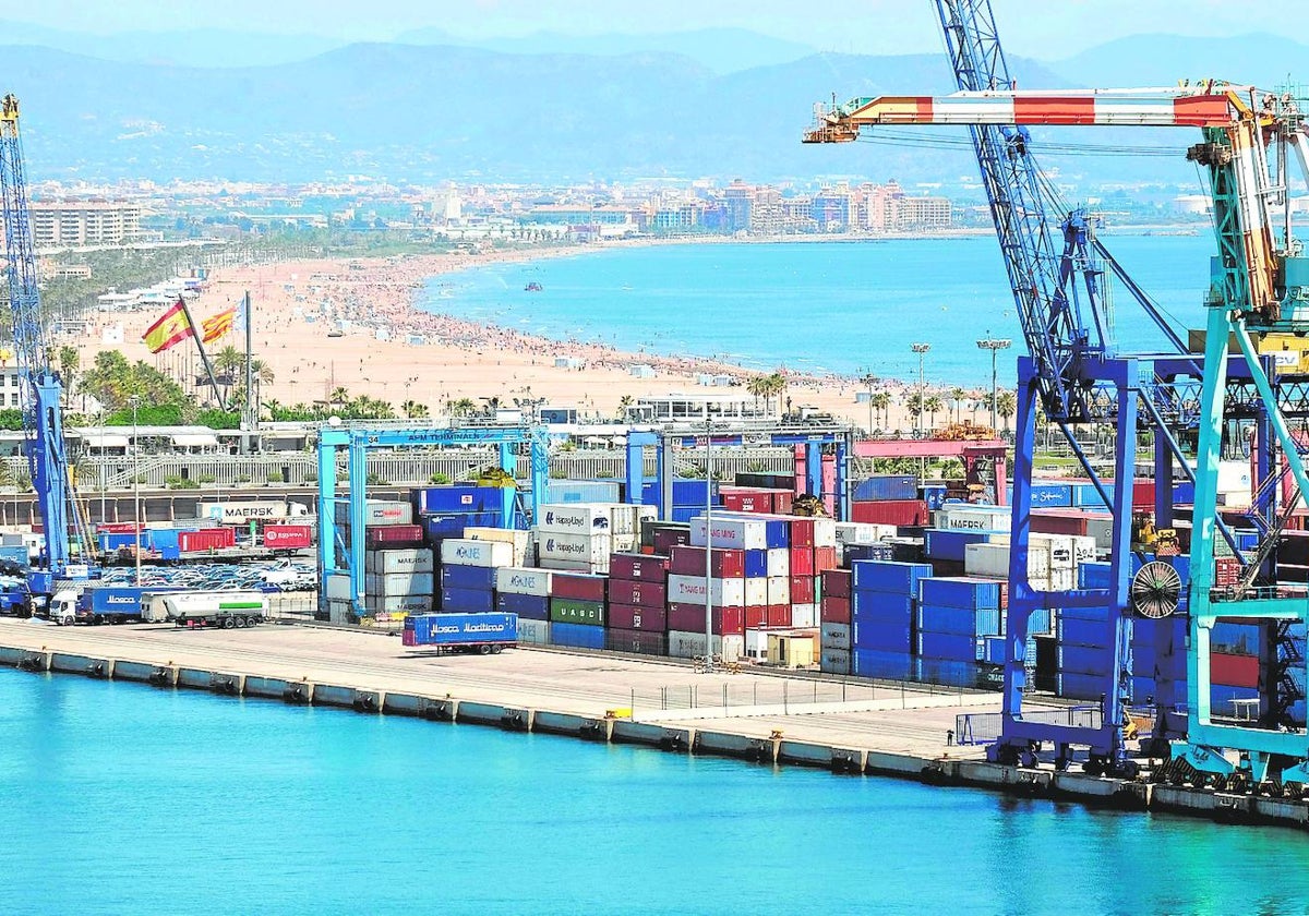 Explanada de una terminal del puerto de Valencia.