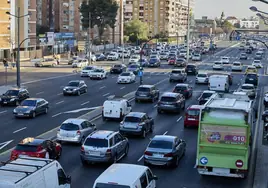 La avenida Ausiàs March de Valencia, con tráfico denso.