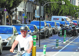 Atasco de coches en la calle Colón.