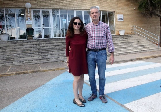 Los padres de Javi delante del hospital de La Pedrera, centro que dejó el lunes.