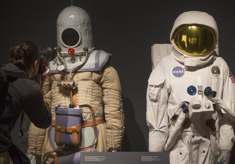 Imagen principal - 'Apollo 11' y 'Tatto. Arte bajo la piel' son las dos exposiciones que se pueden ver actualmente en CaixaForum Valencia.