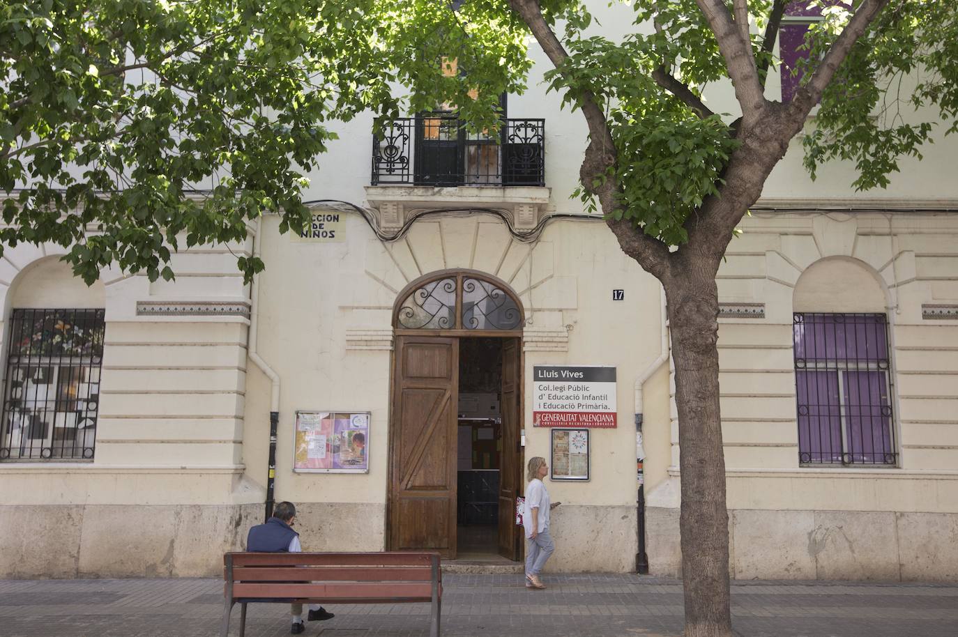 Fachada del colegio Luis Vives de Valencia, este miércoles