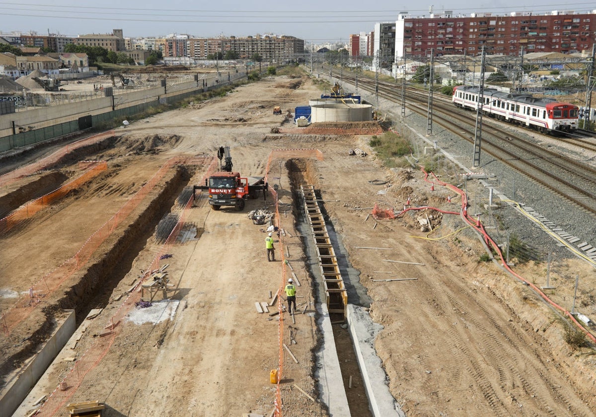 Operarios en la zona de trabajos del canal de acceso.