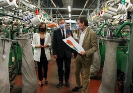 Ximo Puig, durante su visita a la fábrica de Vilafranca en junio de 2021.