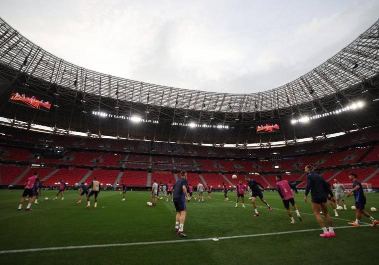 Los jugadores del Sevilla se ejercitan en el estadio de la final.