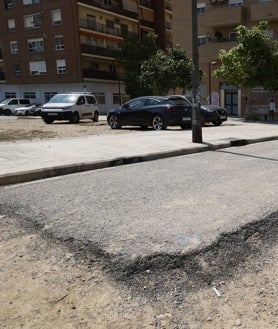 Imagen secundaria 2 - Calle Oltá y el muro que separa a los vecinos del resto del barrio por las vías del tren.