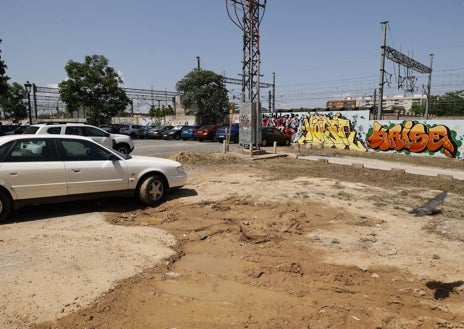 Imagen secundaria 1 - Calle Oltá y el muro que separa a los vecinos del resto del barrio por las vías del tren.