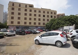 Edificio okupado en la avenida Pío XII, con la zona degradada.