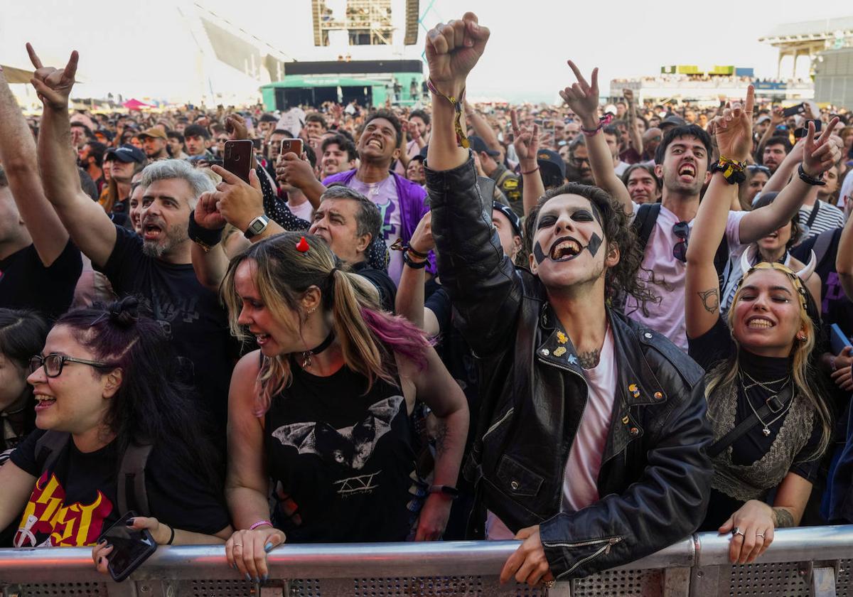 El público vibra durante el concierto de la banda sueca Ghost este jueves en la primera jornada