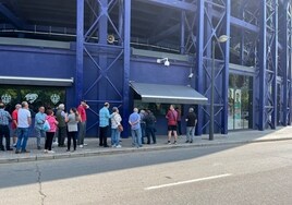 Aficionados granotas, ayer haciendo cola en las taquillas del Ciutat de València para adquirir las entradas para la eliminatoria contra el Albacete
