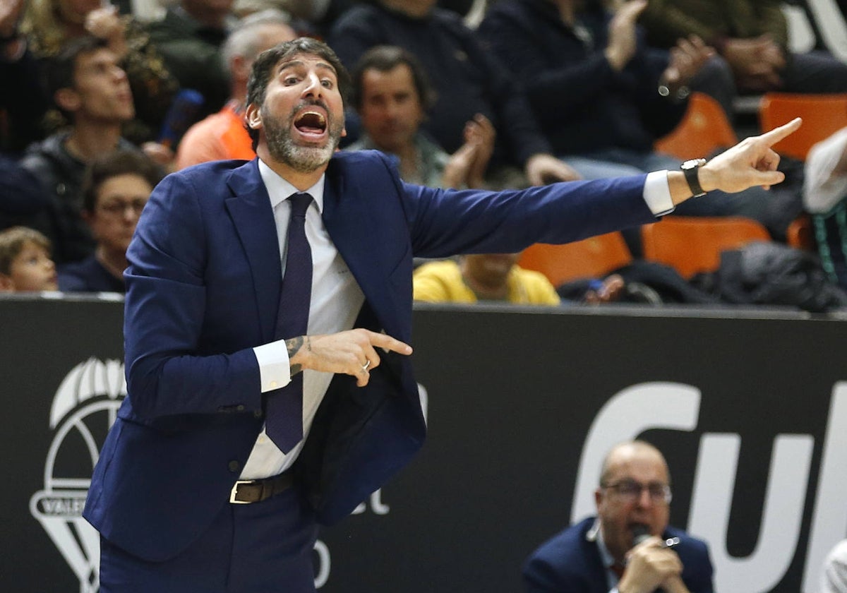 Álex Mumbrú da instrucciones durante un partido.