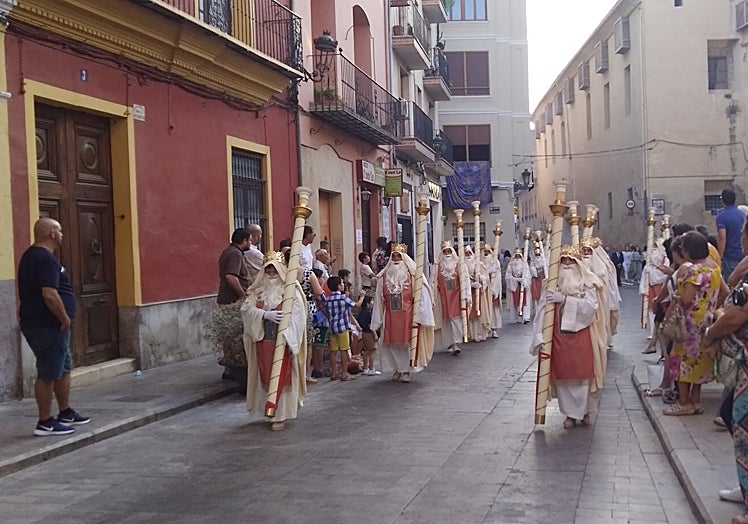 Imagen principal - Arriba, los 24 cirialots; en el medio, la danza de la Moma y sobres estas líneas la danza de los Paloteig.