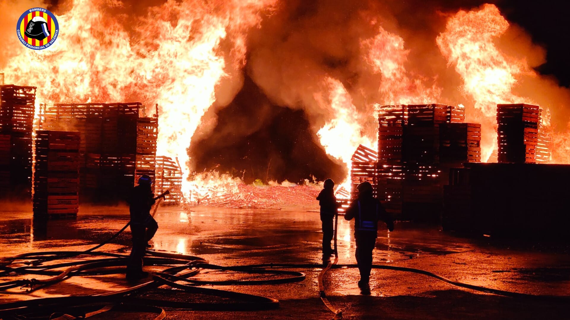 Los bomberos, durante las tareas de extinción del fuego.
