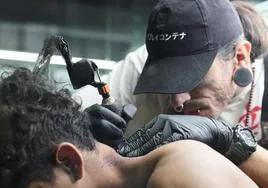 Tatuador en un estudio de tatuajes