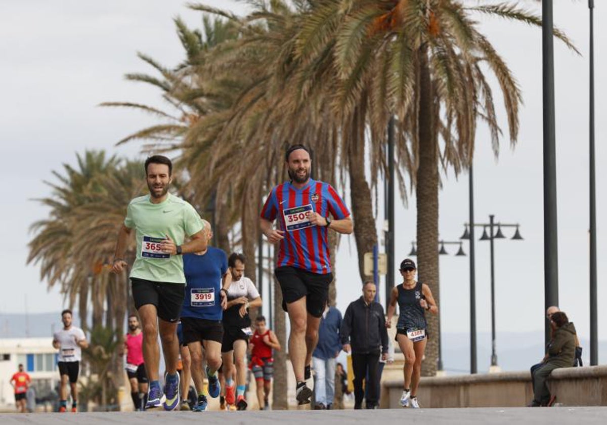 Participantes de la 15K Valencia Abierta al Mar encaran los últimos metros de la edición de 2022