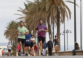 Participantes de la 15K Valencia Abierta al Mar encaran los últimos metros de la edición de 2022