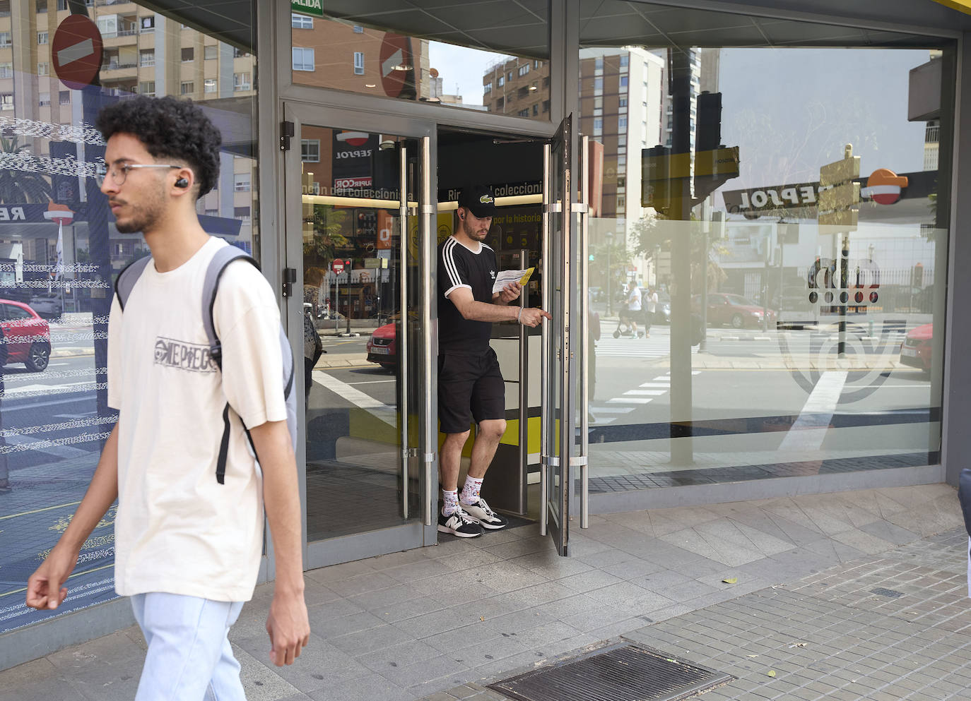 Colas para pedir el voto por correo en las distintas oficinas de Correos valencianas