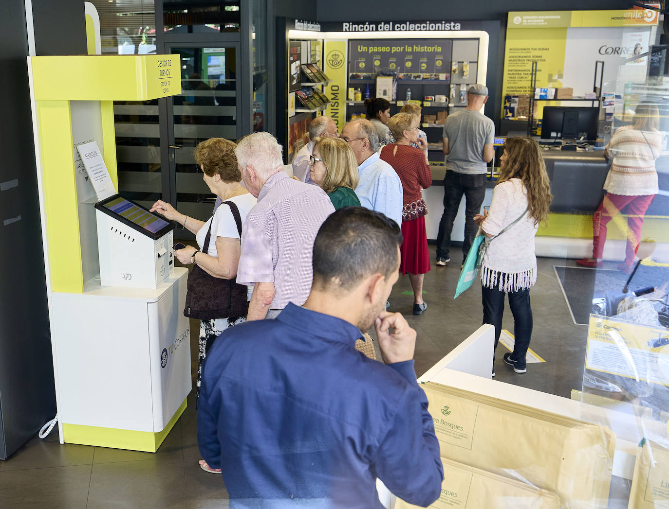 Colas para pedir el voto por correo en las distintas oficinas de Correos valencianas