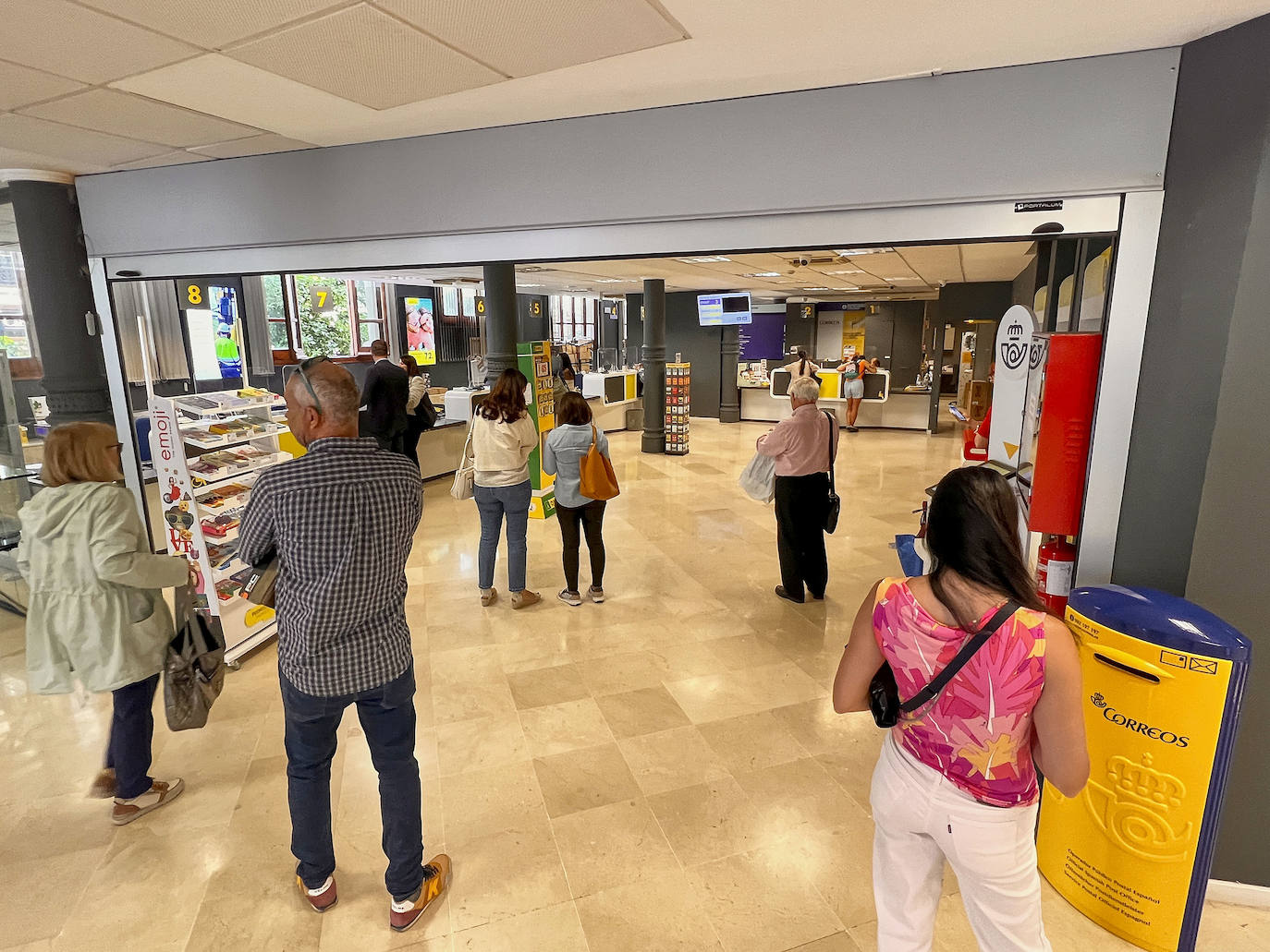 Colas para pedir el voto por correo en las distintas oficinas de Correos valencianas