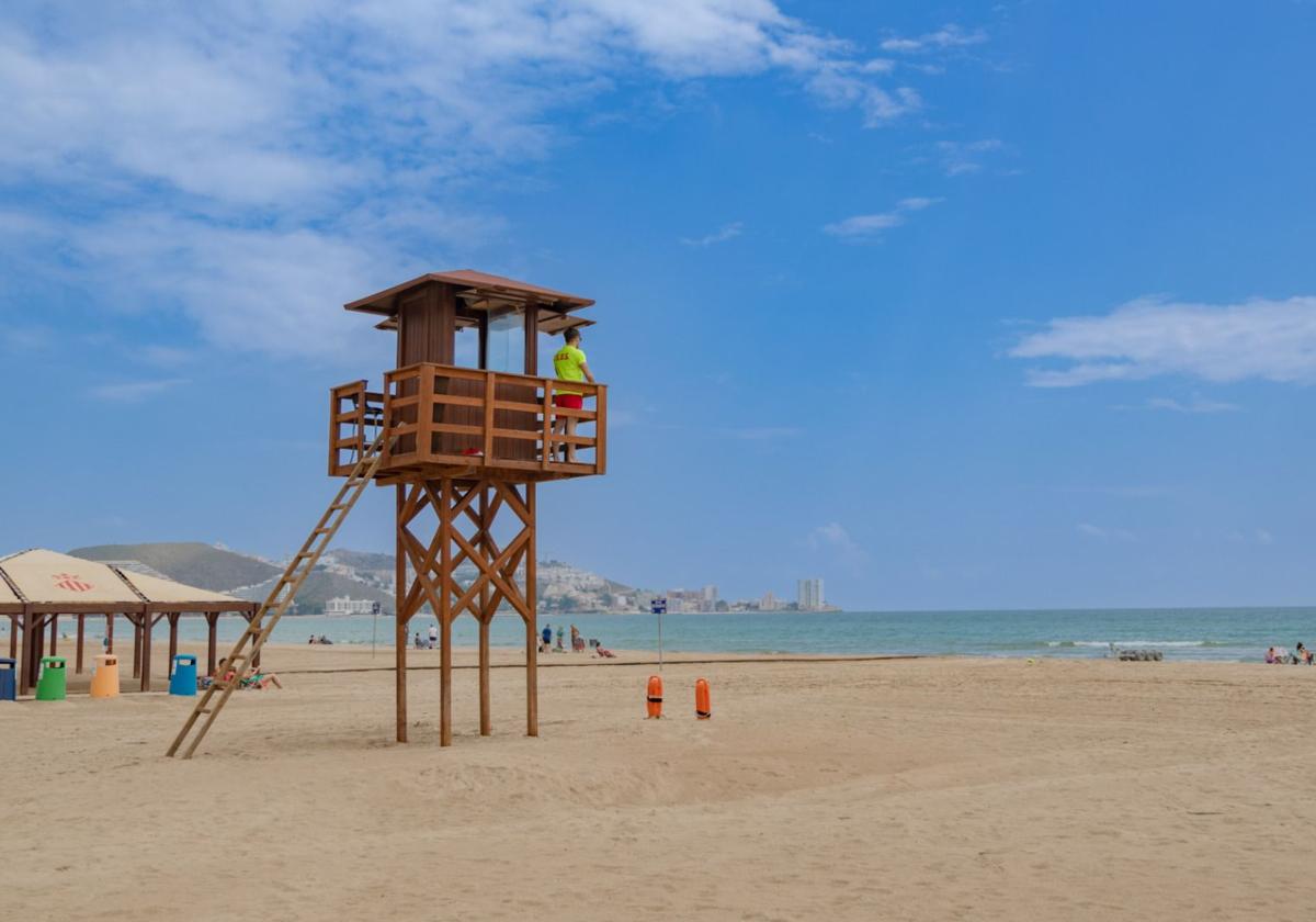 Los socorristas ya vigilan las playas de Cullera.