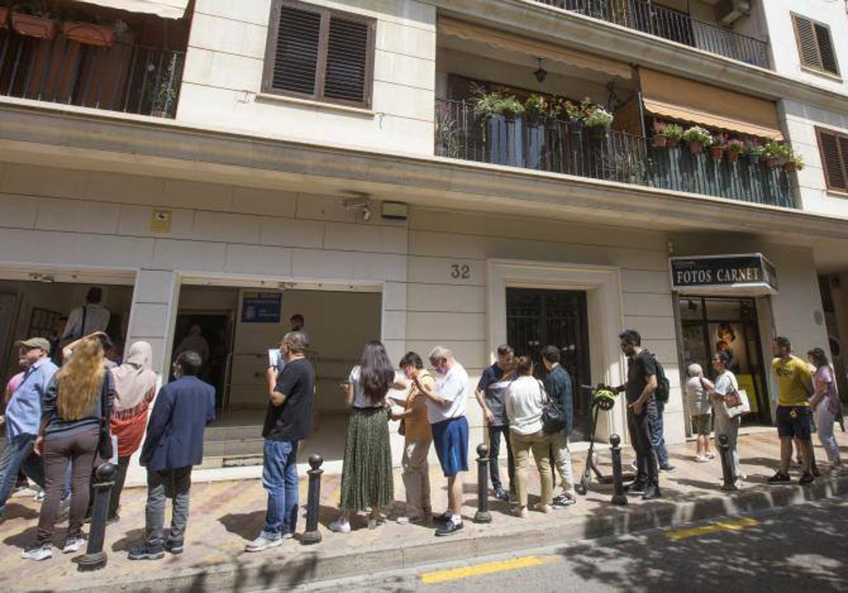 Colas para renovar el DNI en la calle del Hospital de Valencia.