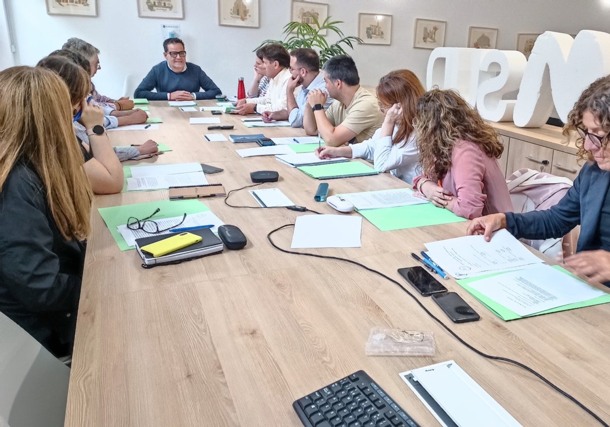 Representantes de FAVENS, personal técnico de la Mancomunitat de l'Horta Sud y el presidente de la Mancomunitat, José Cabanes.