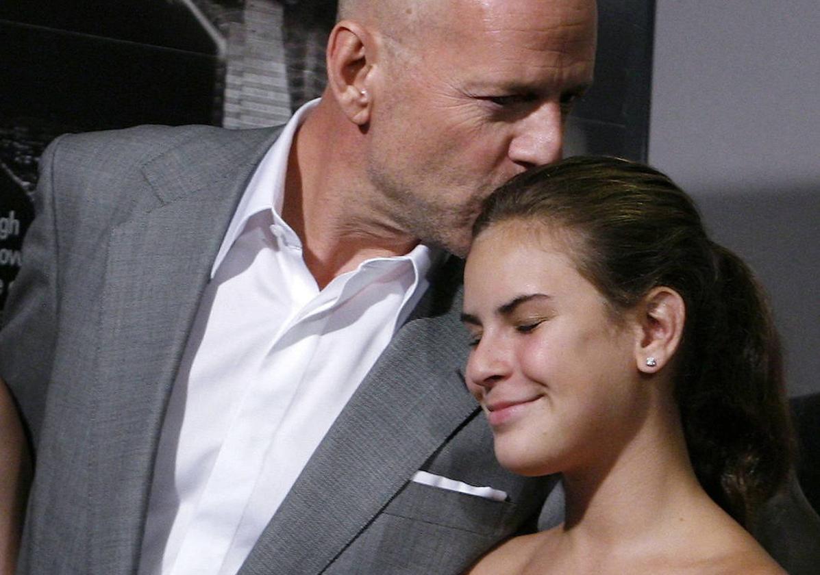 El actor Bruce Willis besa a su hija Tallulah en una imagen de archivo.