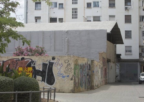 Imagen secundaria 1 - Casas fuera de ordenación en la calle Pintor Vilar; almacén con techo de uralita en la plaza de Ávila y antiguo transformador ocupado, en la calle Flora.