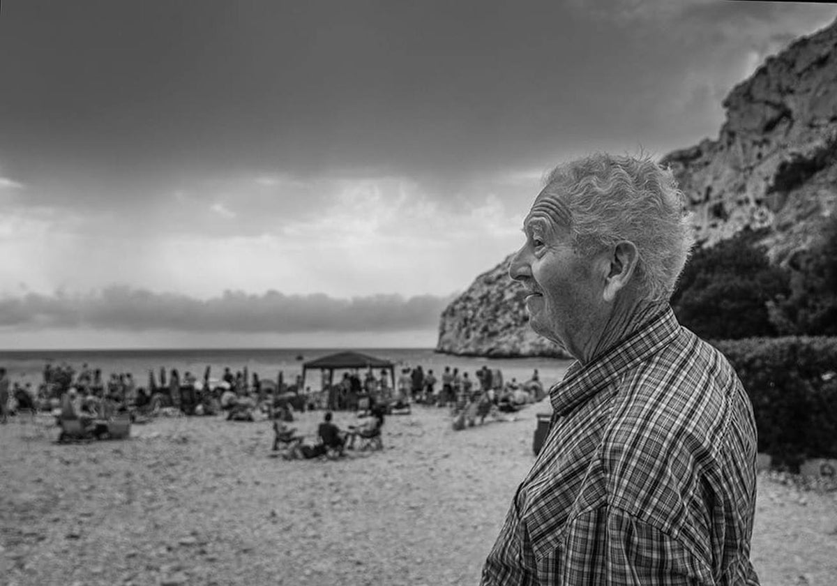 Joaquín Estalrich en la cala de la Granadella.