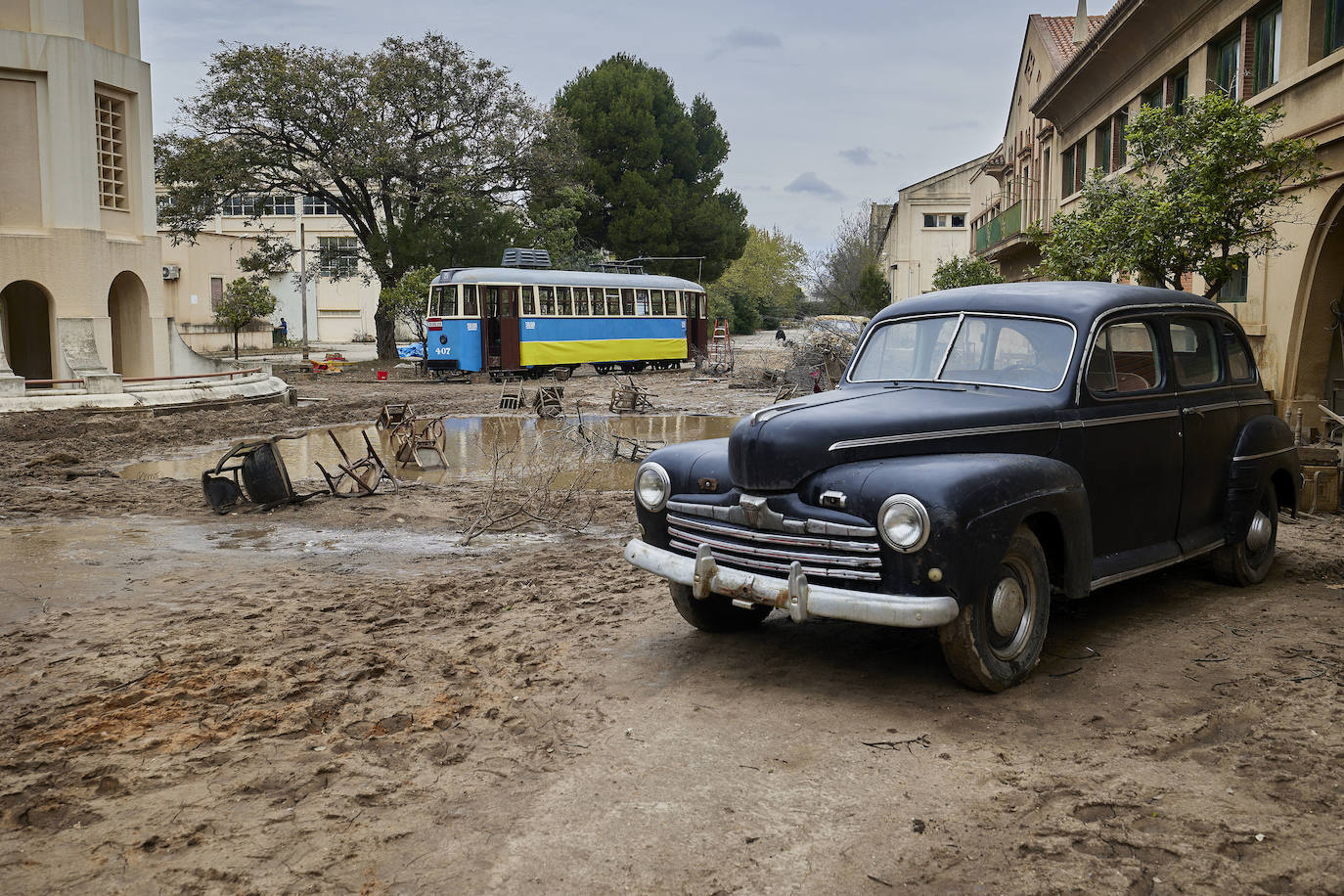 Imagen principal - Un teatro de Valencia estrena la película ambientada en la riada de 1957