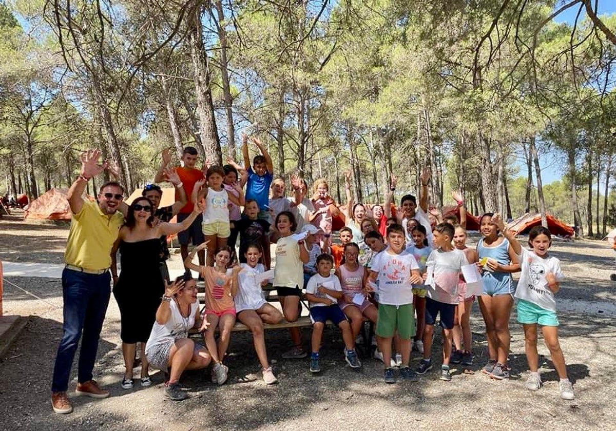 El alcalde Vicente Zaragozá junto a niños de la escuela de verano.