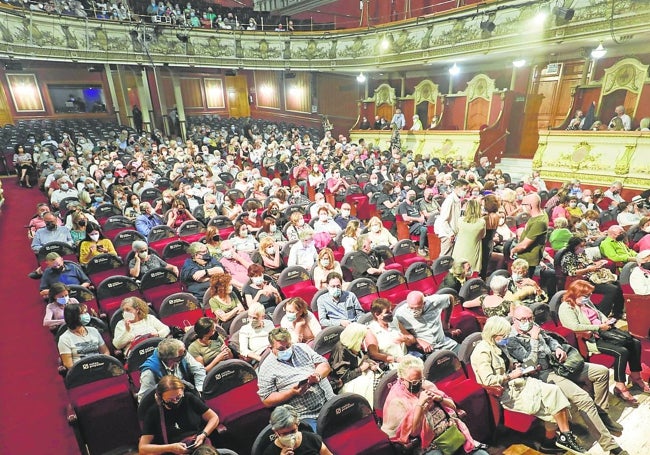 Público en el patio de butacas en el Teatro Olympia.