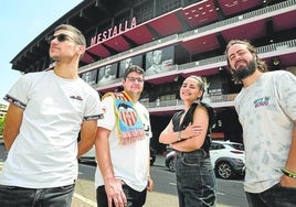 Navarrete, Jorge, Elena y Cristian, cuatro de los aficionados que irán al Villamarín, posan esta semana frente a Mestalla.