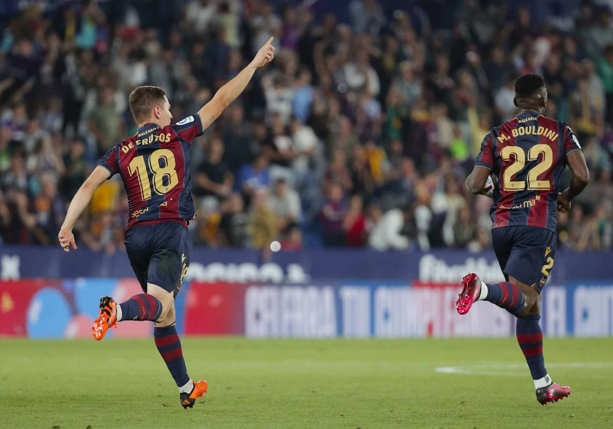 De Frutos y Bouldini celebran el tanto del Levante ante el Oviedo en el último partido en el Ciutat de Valencia.